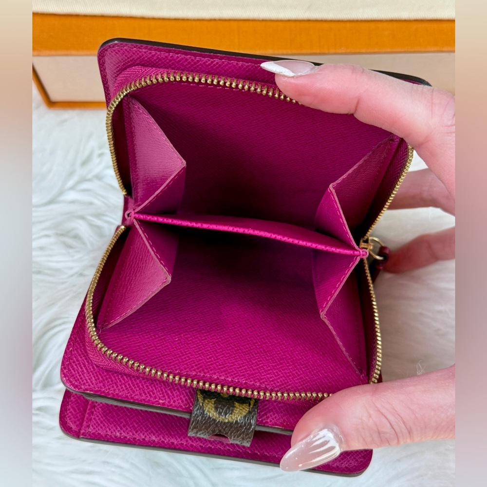 *** SOLD ***
Louis Vuitton Monogram Canvas Perforated
Wallet Fuchsia - Picture 8 of 10